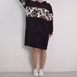 Hoodieklänning Velour Emily Blommig SVART - Camicia