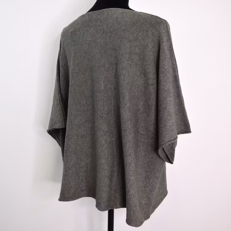 Finstickad Ponchotröja Nessa ARMY - Mix By Heart