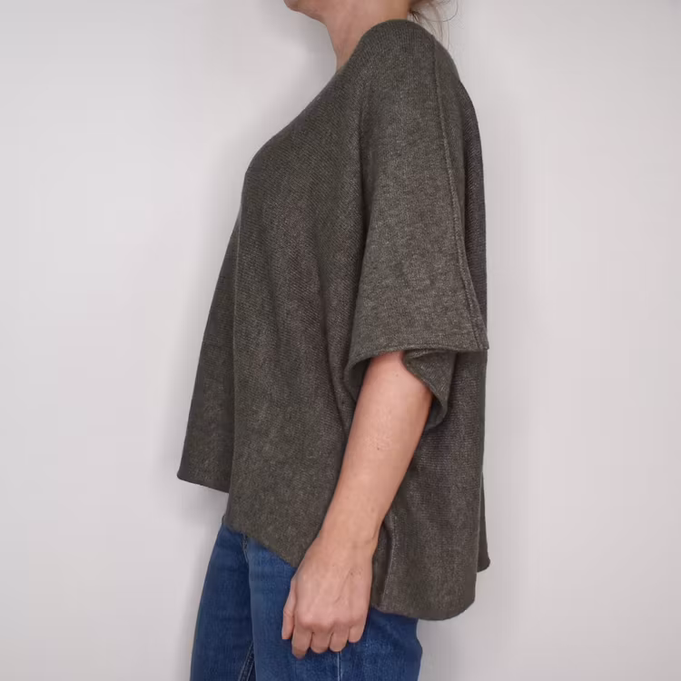 Finstickad Ponchotröja Nessa ARMY - Mix By Heart