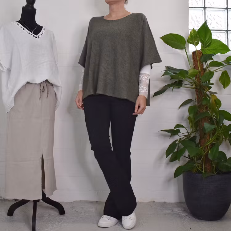 Finstickad Ponchotröja Nessa ARMY - Mix By Heart