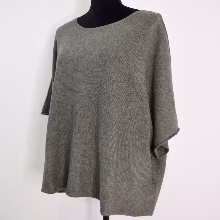 Finstickad Ponchotröja Nessa ARMY - Mix By Heart