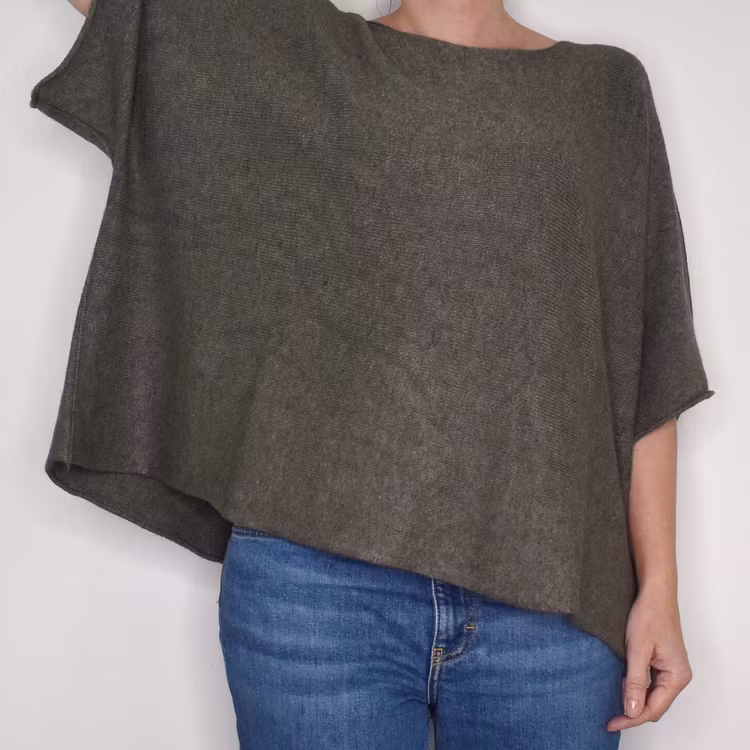 Finstickad Ponchotröja Nessa ARMY - Mix By Heart