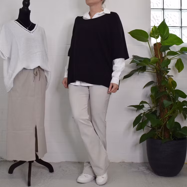 Finstickad Ponchotröja Nessa SVART - Mix By Heart