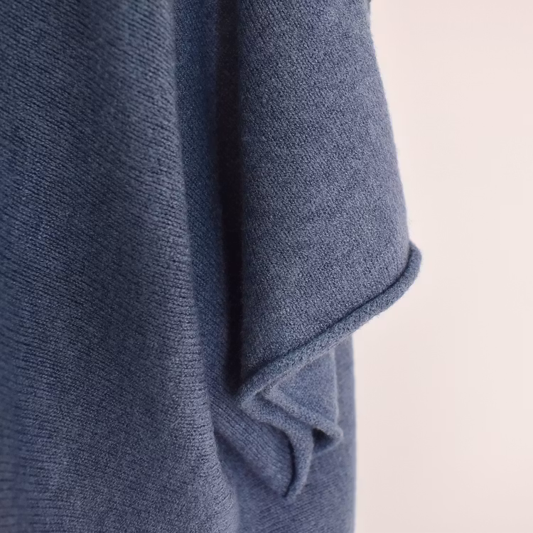 Finstickad Ponchotröja Nessa JEANSBLÅ - Mix By Heart