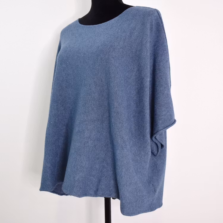 Finstickad Ponchotröja Nessa JEANSBLÅ - Mix By Heart