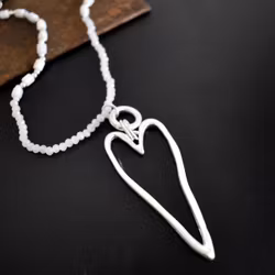 Halsband Amalia VIT/SILVER - The Moshi