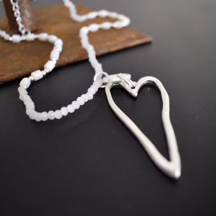 Halsband Amalia VIT/SILVER - The Moshi