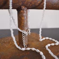 Halsband Amalia VIT/SILVER - The Moshi