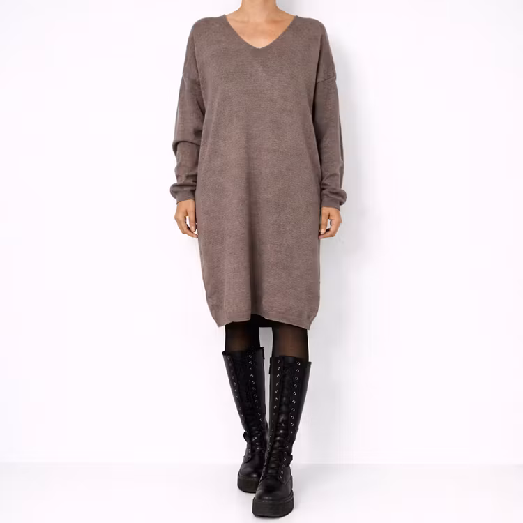 Finstickad klänning V-ringad TAUPE