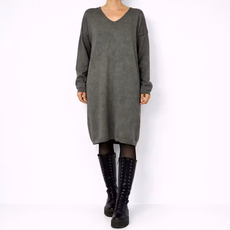 Finstickad klänning V-ringad KAKI