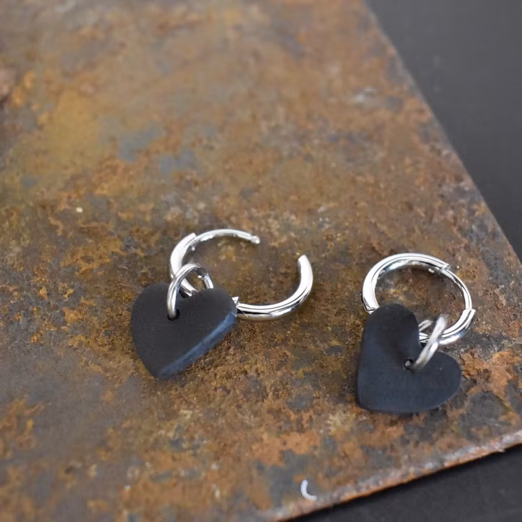 Örhängen Loop Hjärta SVART/SILVER - SoMaBelle Design