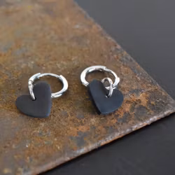 Örhängen Loop Hjärta SVART/SILVER - SoMaBelle Design