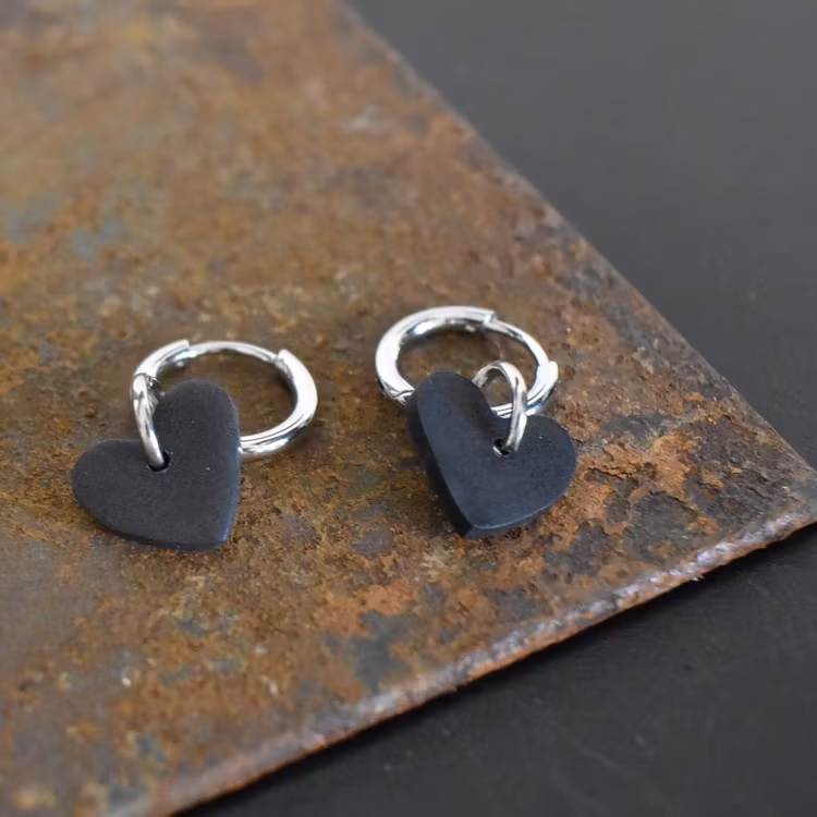 Örhängen Loop Hjärta SVART/SILVER - SoMaBelle Design