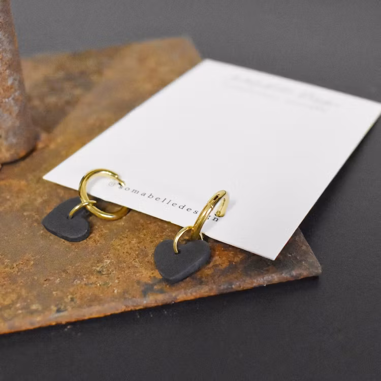 Örhängen Loop Hjärta SVART/GULD - SoMaBelle Design