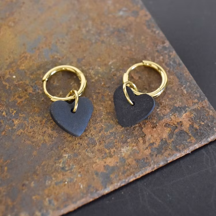 Örhängen Loop Hjärta SVART/GULD - SoMaBelle Design