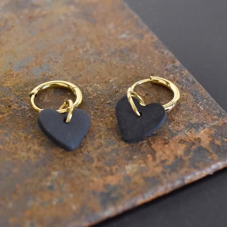 Örhängen Loop Hjärta SVART/GULD - SoMaBelle Design