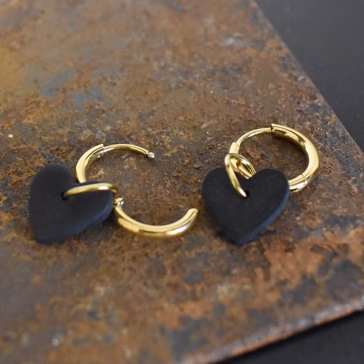 Örhängen Loop Hjärta SVART/GULD - SoMaBelle Design