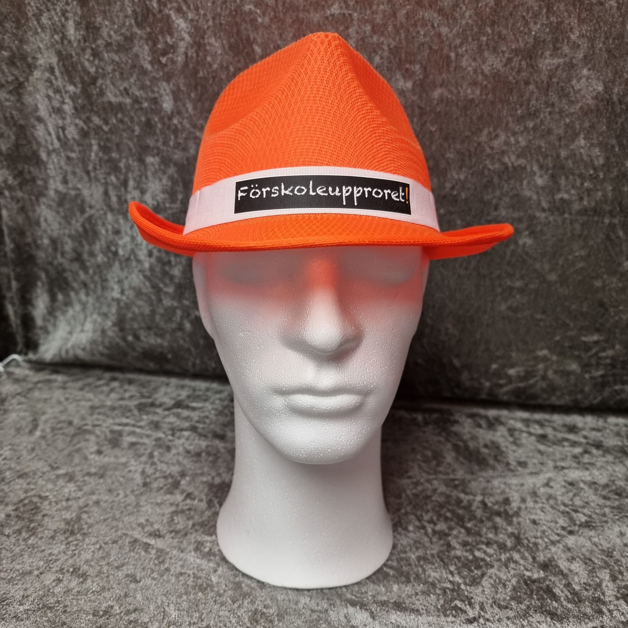 Orange Hatt "FÖRSKOLEUPPRORET!"