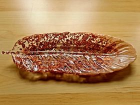 Fjäderformad brickform med koppar flingor (23cm*8cm) - SÅLD