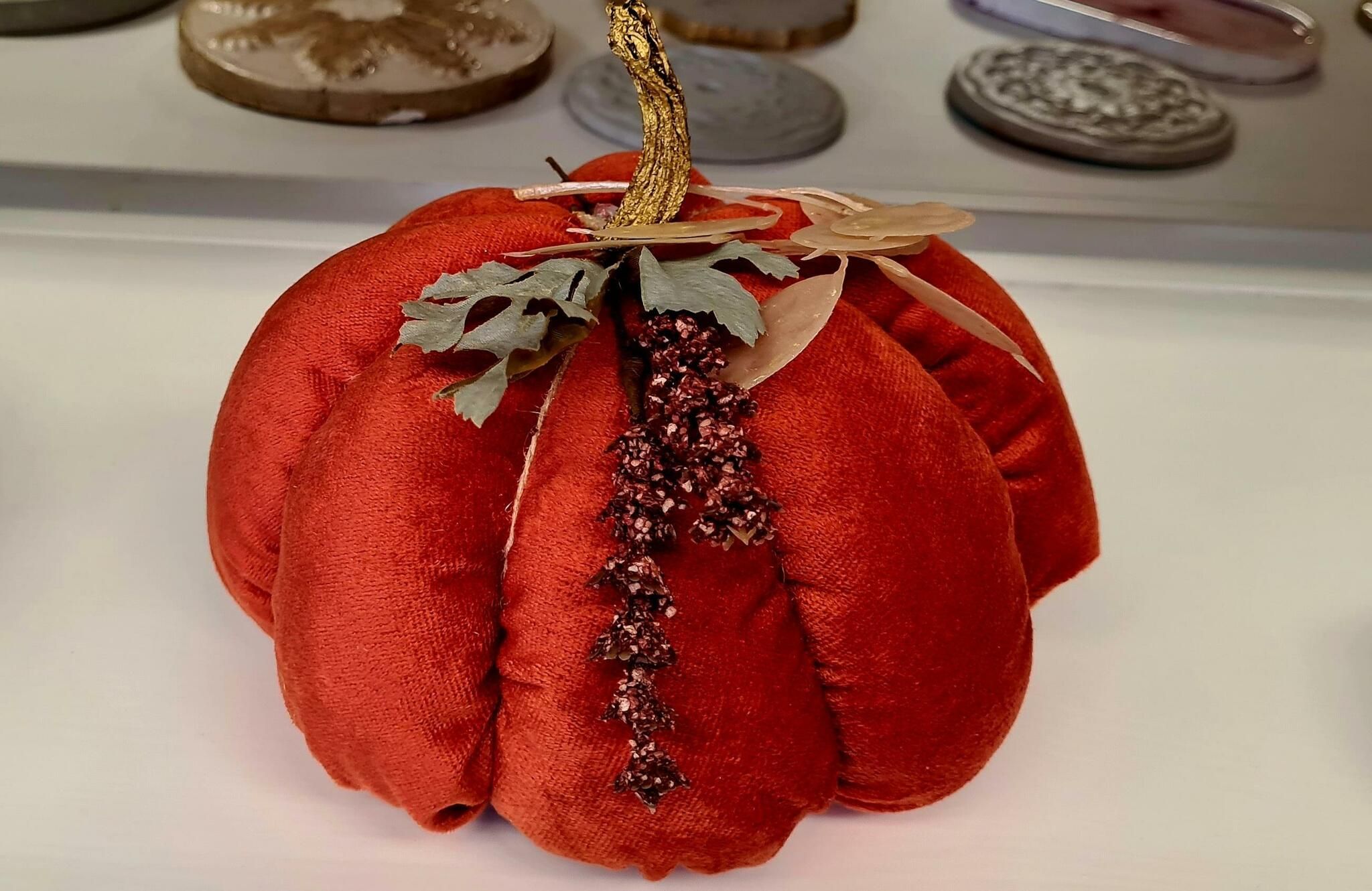 Halloween - Pumpa i sammet II (25cm) - SÅLD