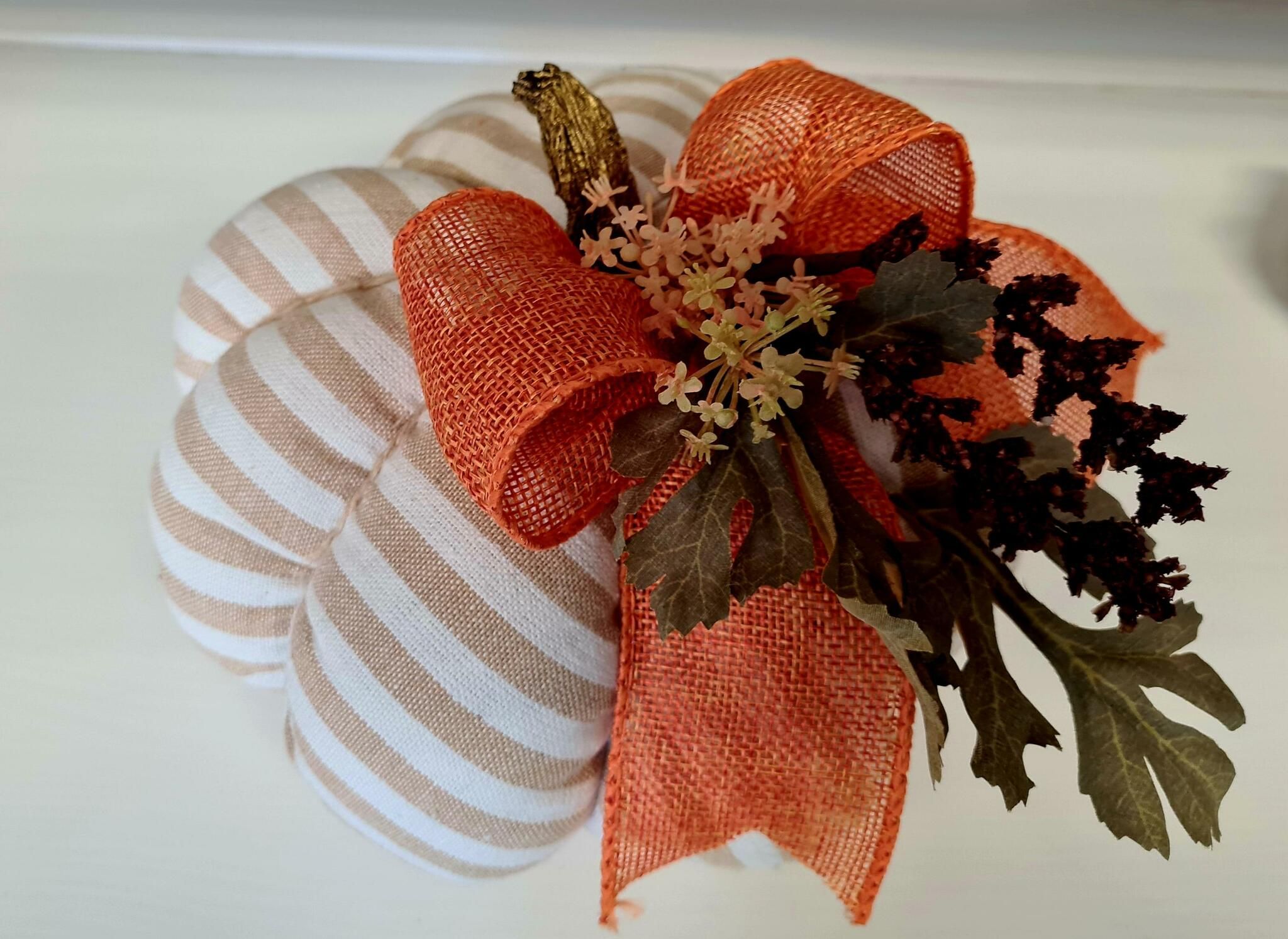 Halloween - Pumpa i bredrandig tyg (23cm)