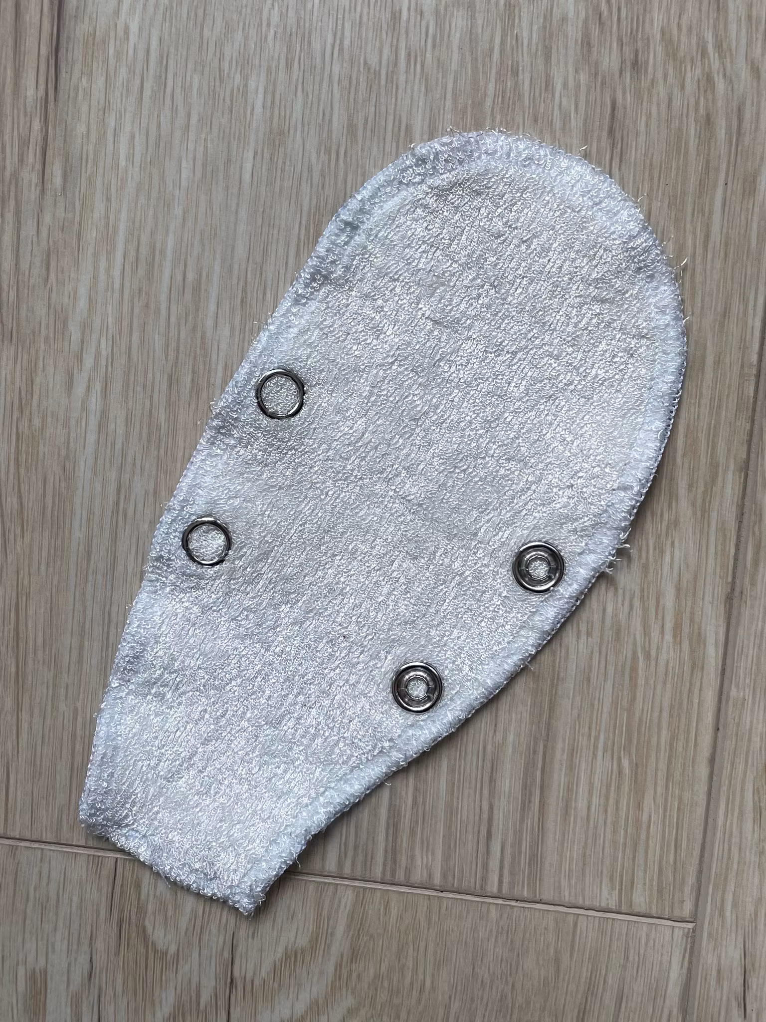 Trosskydd string med stickad bambu