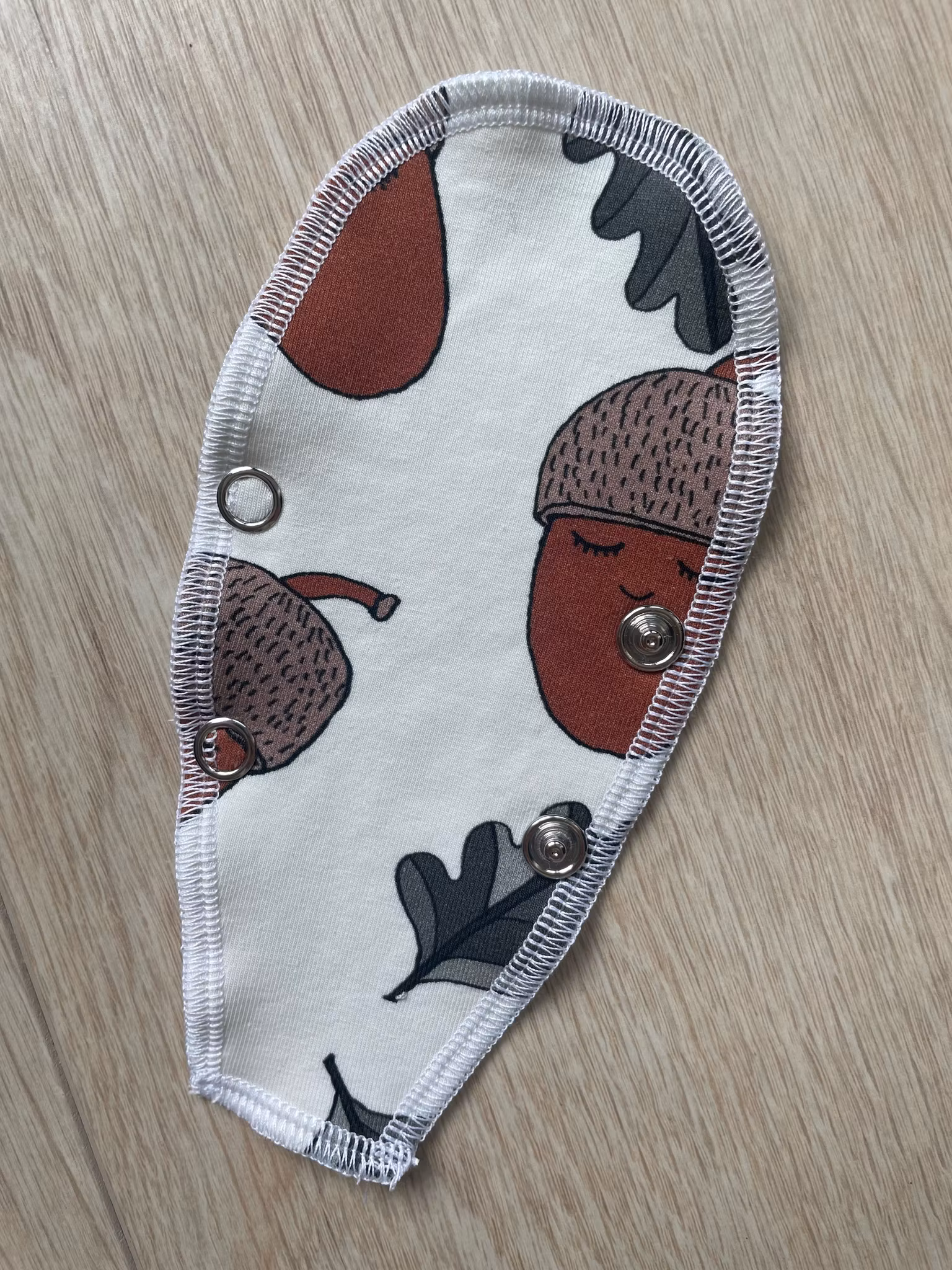 Trosskydd string med stickad bambu