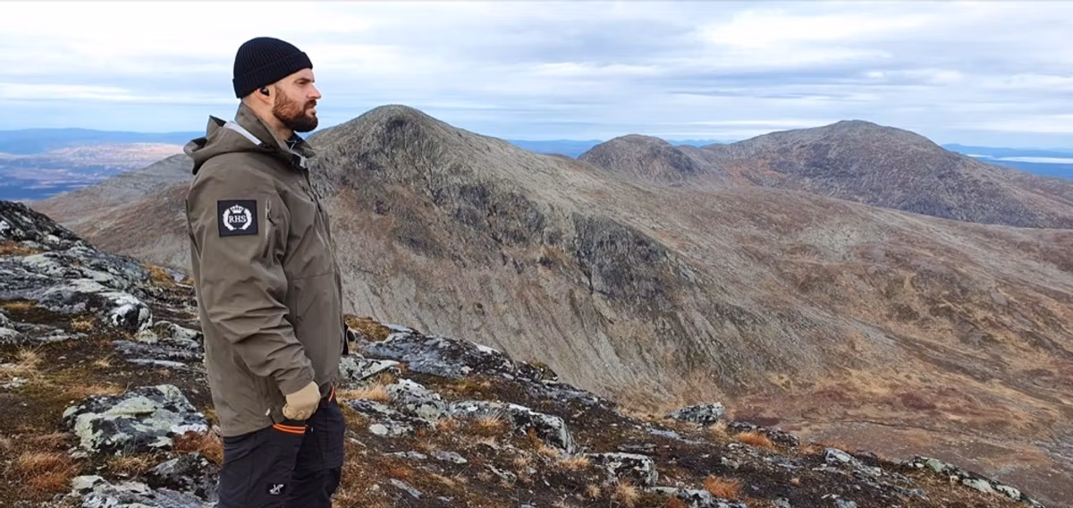 Blago, grundare och huvudinstruktör på Royal Hunting Sweden, i RHS-jacka på en bergstopp