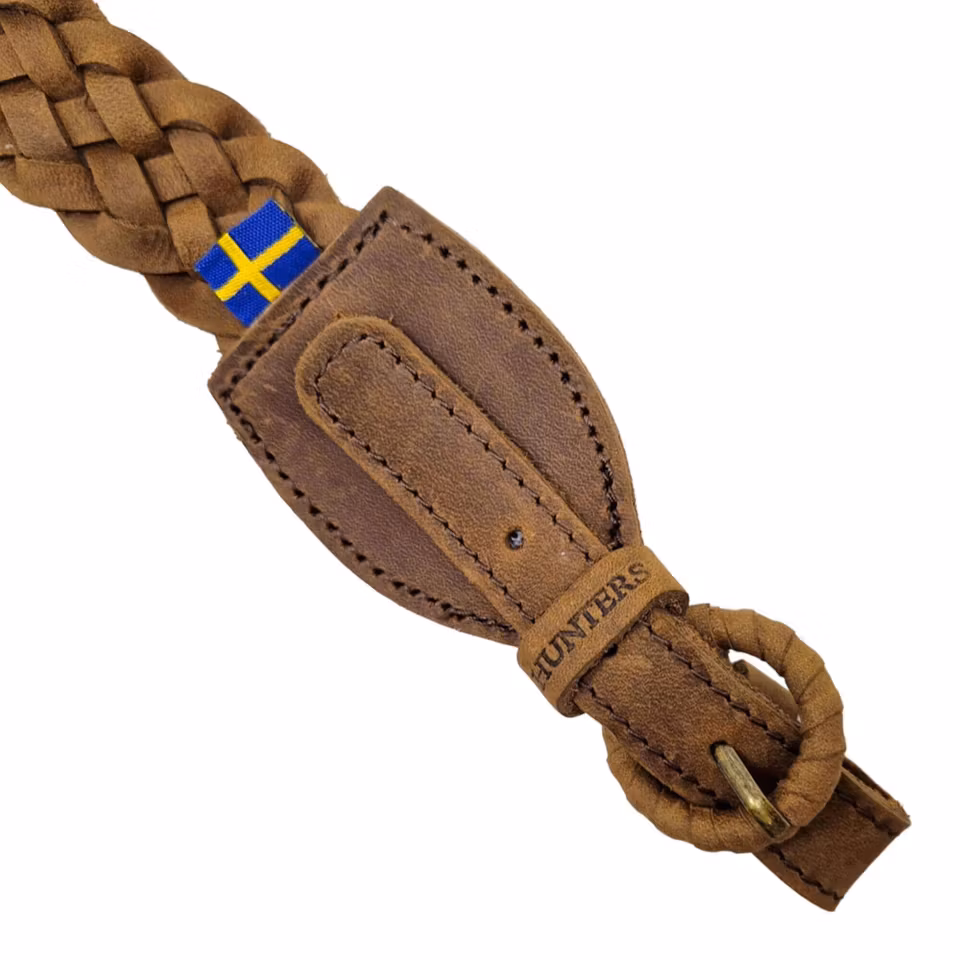 Genom att strimla lädret till en specifik bredd och sedan väva ihop det elegant ger dig en naturlig stretch funktion.