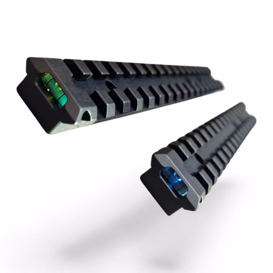 Monteringen är mycket enkel med hjälp av den rostfria rekylklacken under skenan, som passar direkt på alla T3/T3x Tikka-modeller