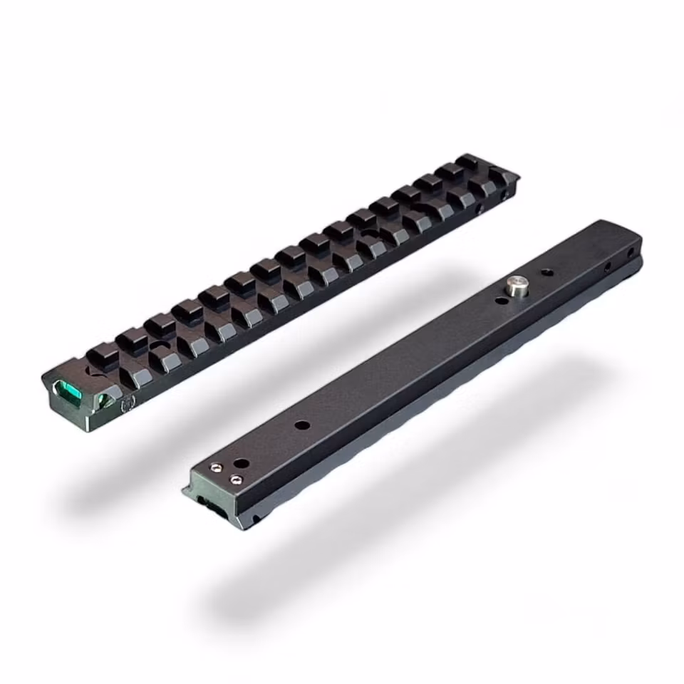 Tikka Picatinny skena från Royal Hunting Sweden är kompatibel med alla Tikka T3/T3x-modeller och tillverkad av högkvalitativt 7075 aluminium med låg vikt, samt hårdanodiserad i mattsvart.