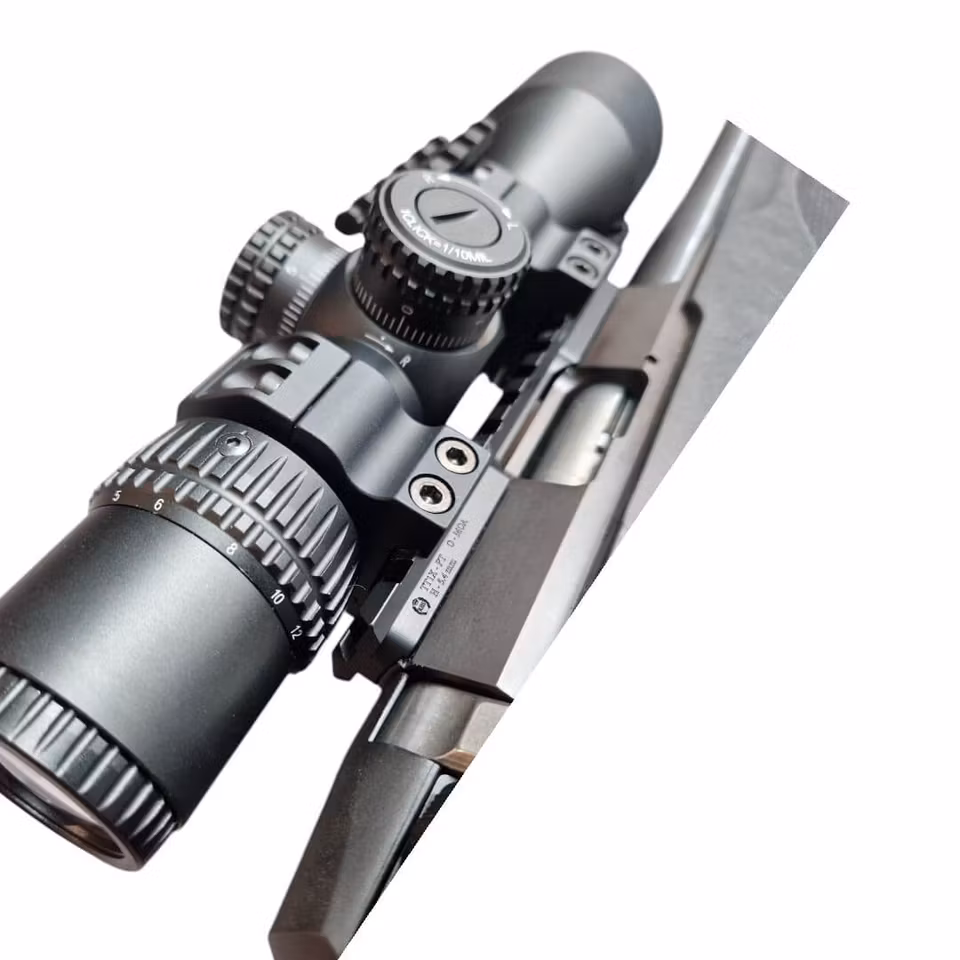 Den mattsvarta anodiseringen ger ett slitstarkt och estetiskt tilltalande ytskikt. Härdade montageskruvar samt en passande nyckel medföljer för enkel och säker montering