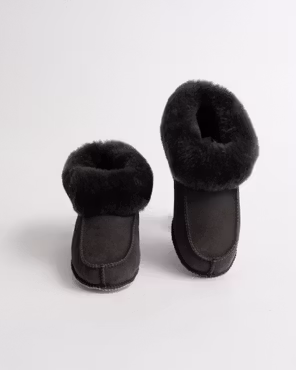 NARVIK Mjuka Ankelhöga Fårskinnstofflor, Black