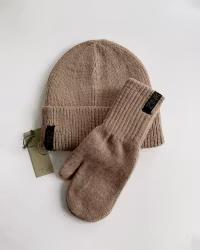 Stickat Set – Mössa & Vantar Walnötsbrun