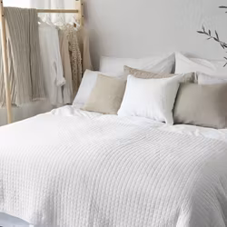 Quiltat Sängöverkast i Tvättad Linnelook 250x250cm, Off-White