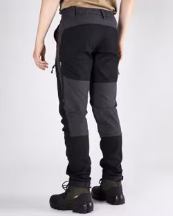 4H24 - Short Fit Outdoorbyxa Herr – 4-vägsstretch & Ventilation | Mörkgrå