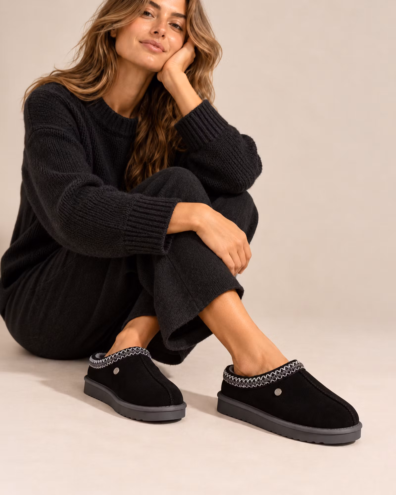 Yrsa Fårskinnstofflor – Mocka & Ull | MJÙKA - Black