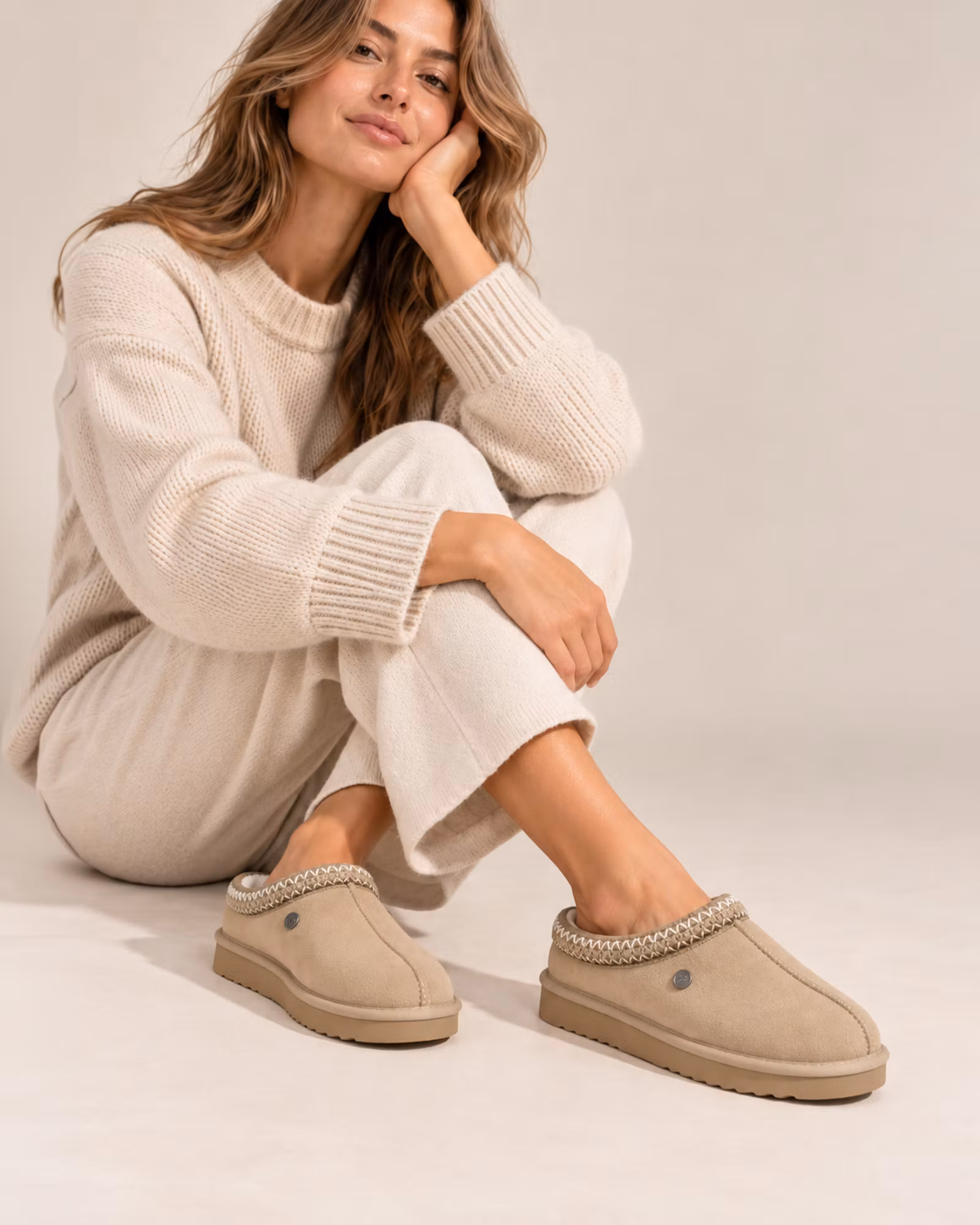 Yrsa MJÙKA Fårskinnstofflor – Mocka & Ull | Ljus Beige
