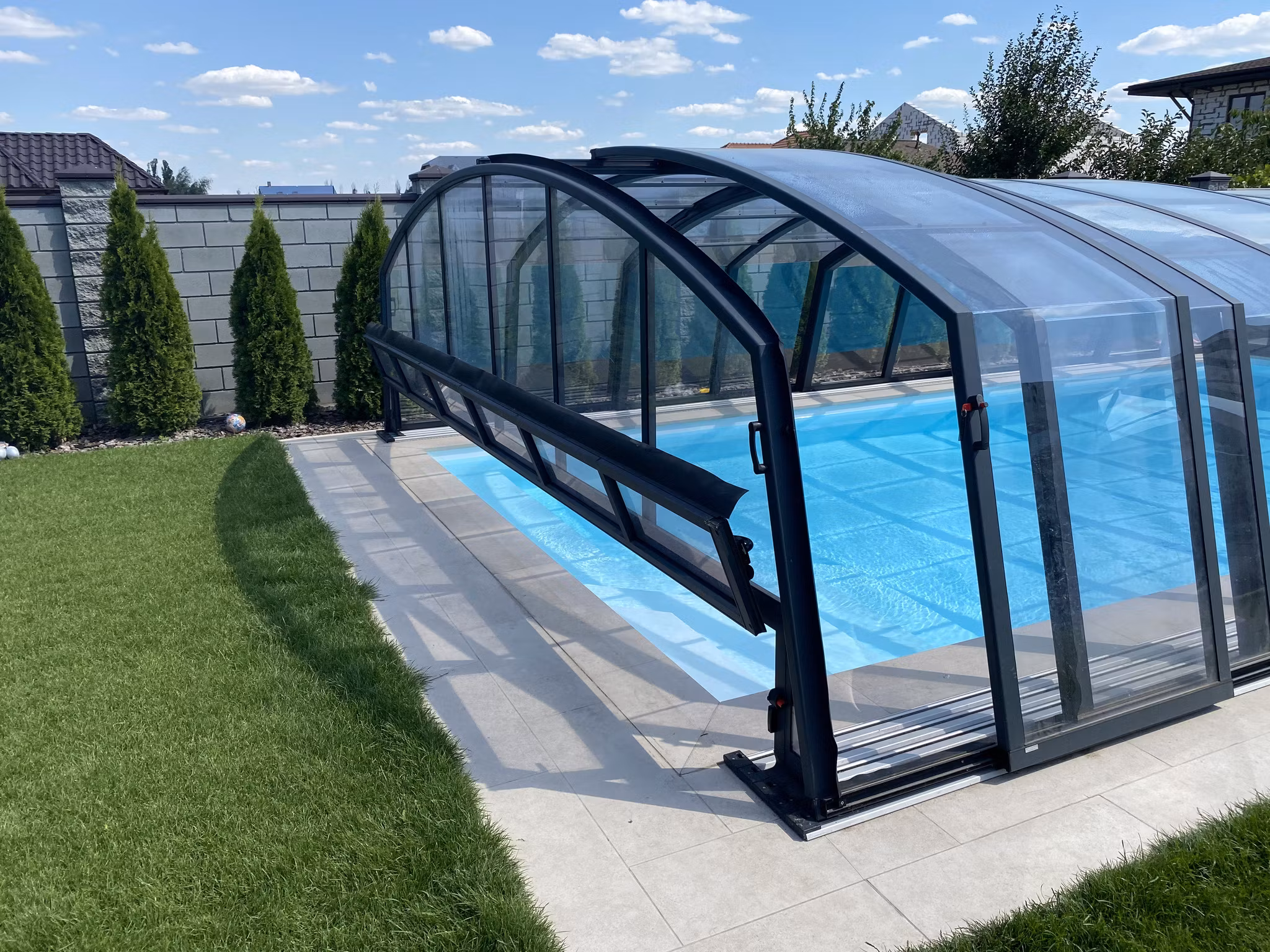 Högt pooltak PP500 med dörr från poolprodukter.se