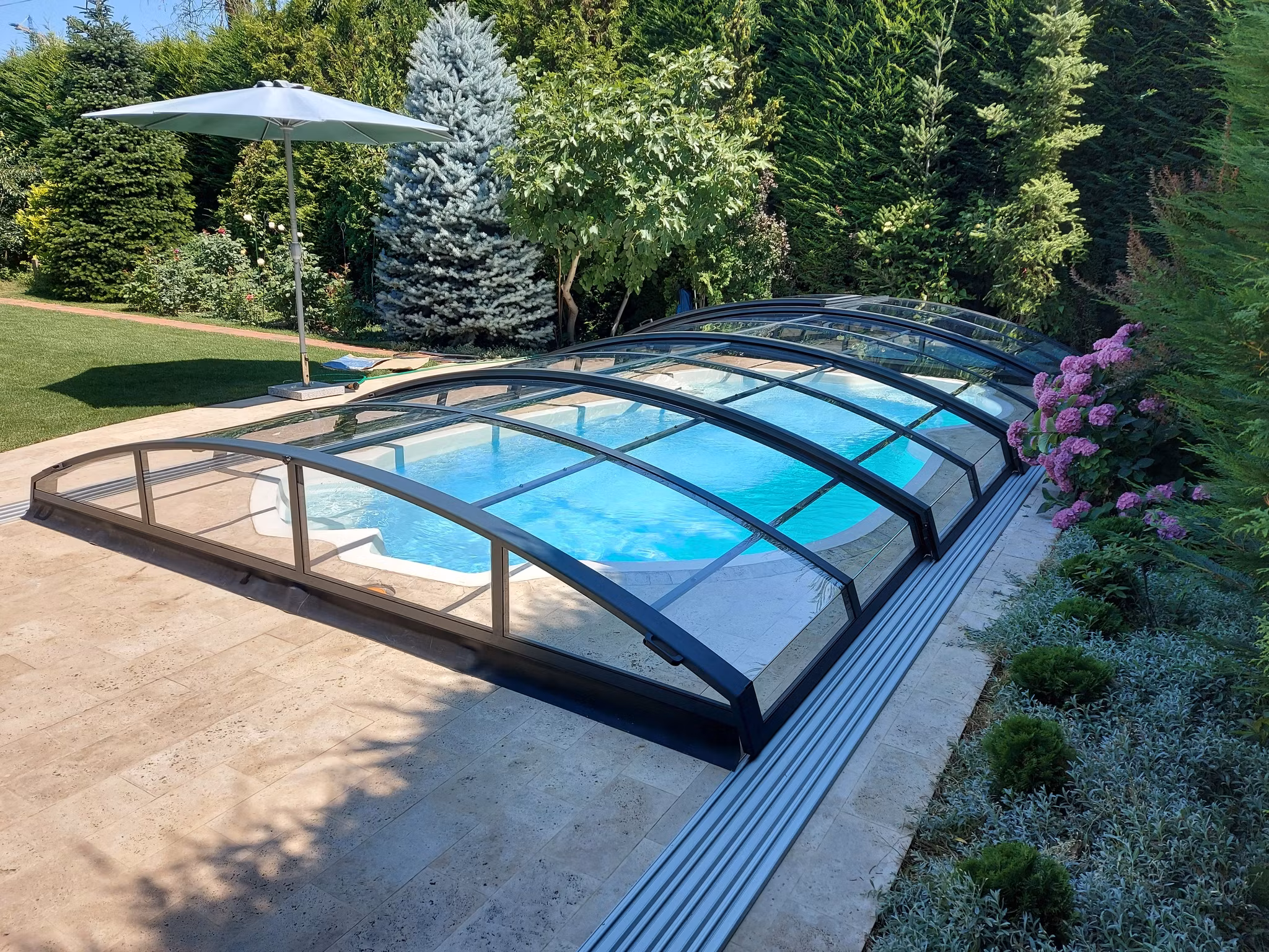 Pool med tak från poolprodukter.se