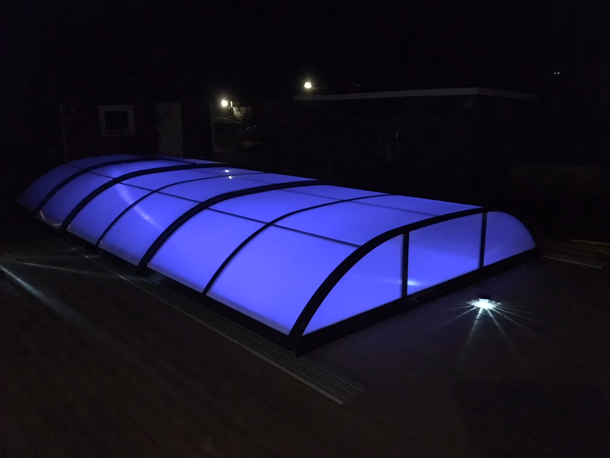 Pooltak 4x8 meter med poolbelysning från Poolprodukter.se