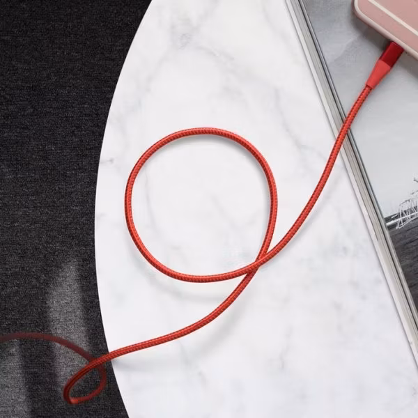 Anker PowerLine plus II röd laddar telefon