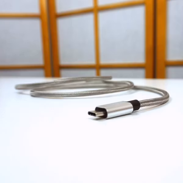 Fuse Chicken Armour USB-C 2m på bord