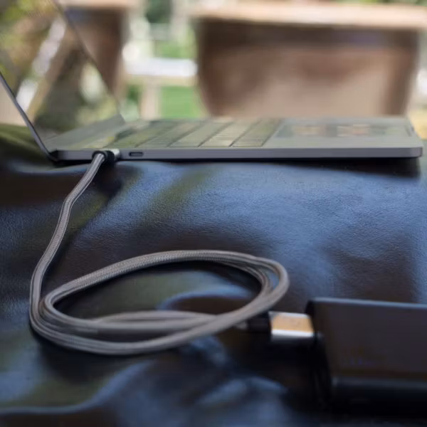 Fuse Chicken Armour USB-C 2m laddar MacBook från powerbank