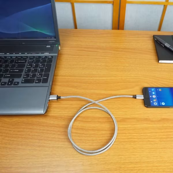 Fuse Chicken Armour USB-C 2m kopplar dator och telefon