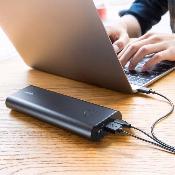 Anker PowerCore+ 20100mAh powerbank med USB-C laddar en MacBook genom USB-C