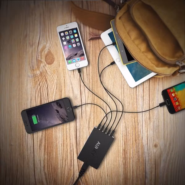 Aukey mobilladdare med 5 uttag för alla märken