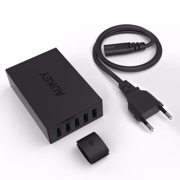 Aukey mobilladdare med 5 uttag i kartongen