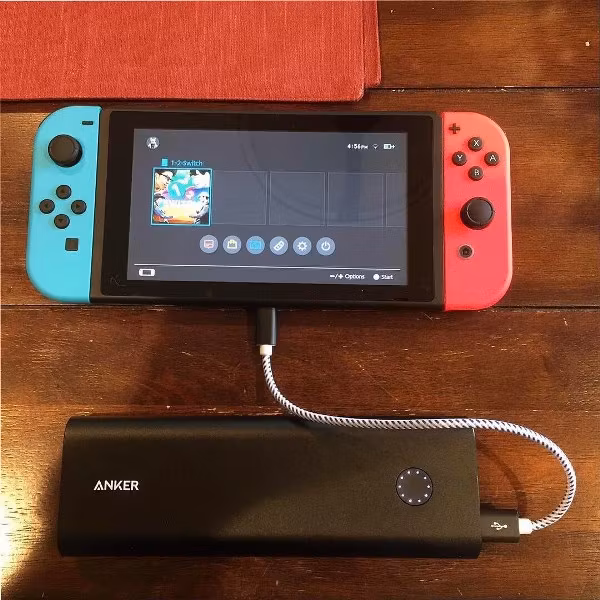 Anker PowerCore+ 20100mAh powerbank med USB-C som laddar en Nintendo Switch