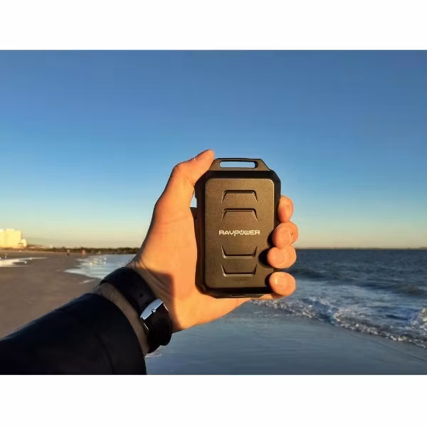 RAVPower Rugged 10050mAh powerbank för utomhus - i handen